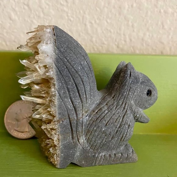Squirrel in Natural stone with quartz tail. - Picture 3 of 7